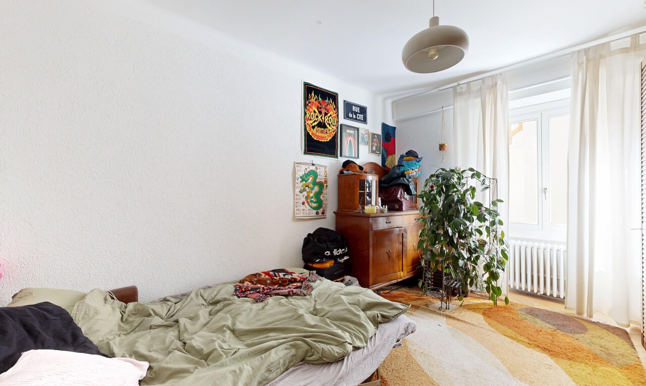 chambre avec radiateur, inside property, drywall, et cloison sèche
