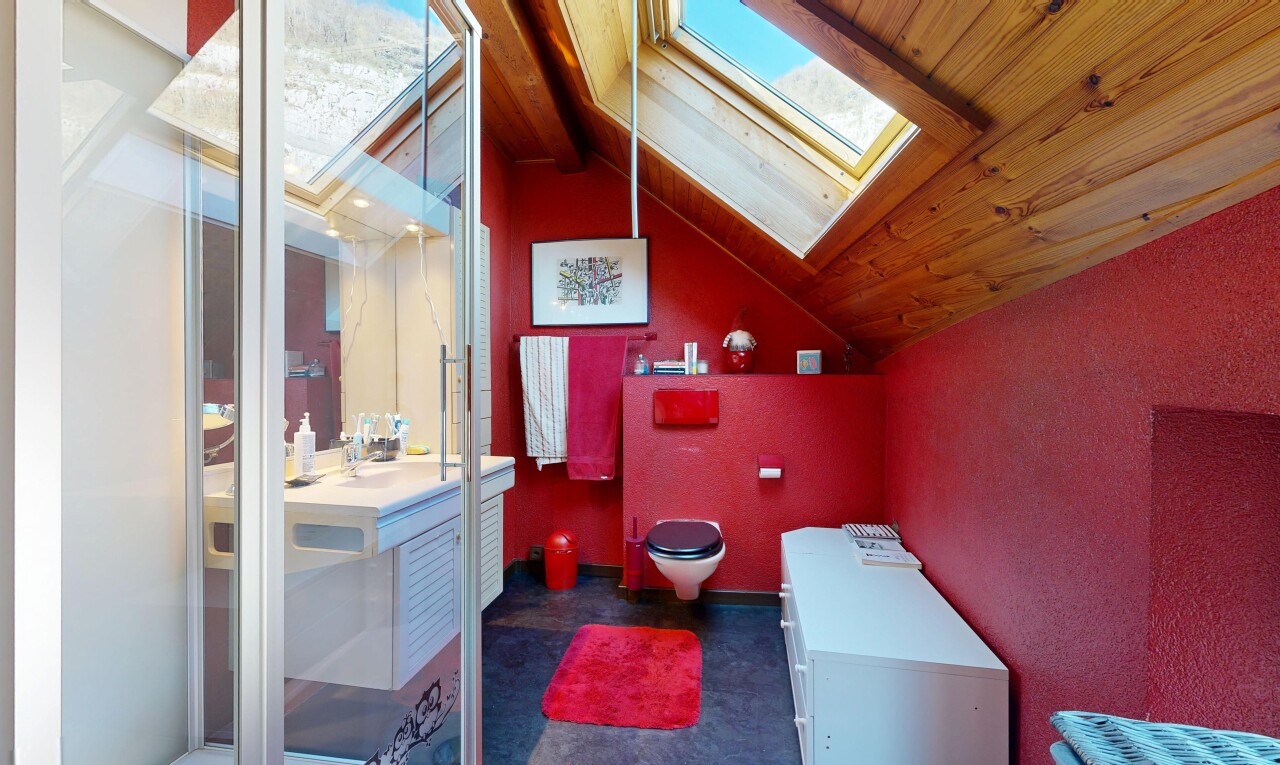 salle de bains avec lavabo (ou coiffeuse selon le contexte), salle de bain complète, puits de lumière, inside property, et vaulted ceiling