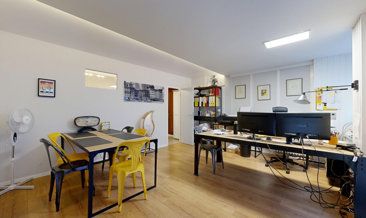 bureau avec télévision, espace bureau, inside property, sol en finition bois, et wood finish floor