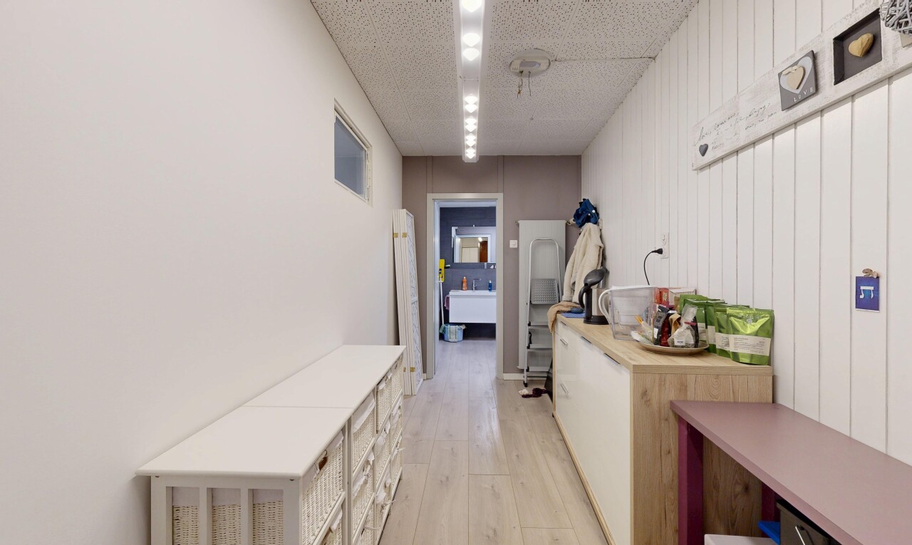 cuisine avec light floor, plans de travail, light countertops, sol en finition bois, et wood finish floor