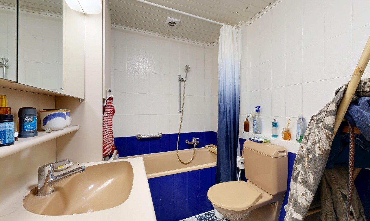 salle de bains avec salle de bain complète, évier, miroir, toilette, et inside property