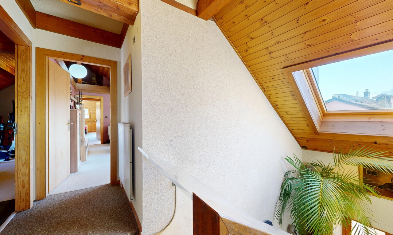 couloir avec inside property, moquette, carpet, plafond voûté, et vaulted ceiling