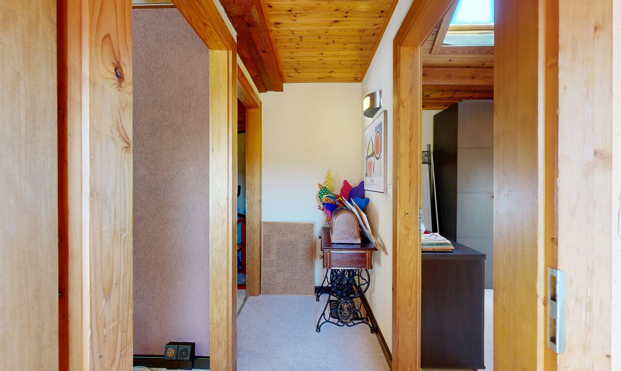 couloir avec inside property, drywall, cloison sèche, wood ceiling, et plafond en bois