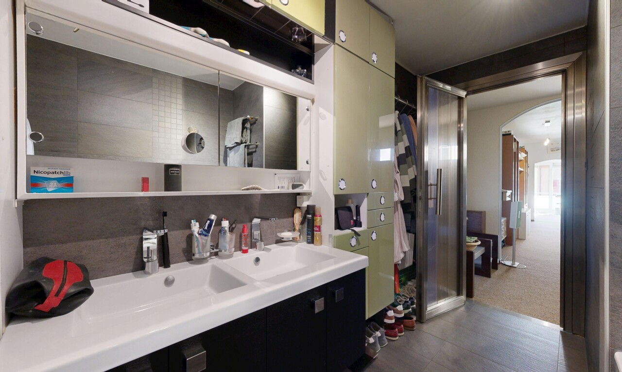 salle de bains avec inside property, lavabo (ou coiffeuse selon le contexte), évier, salle de bain complète, et cloison sèche
