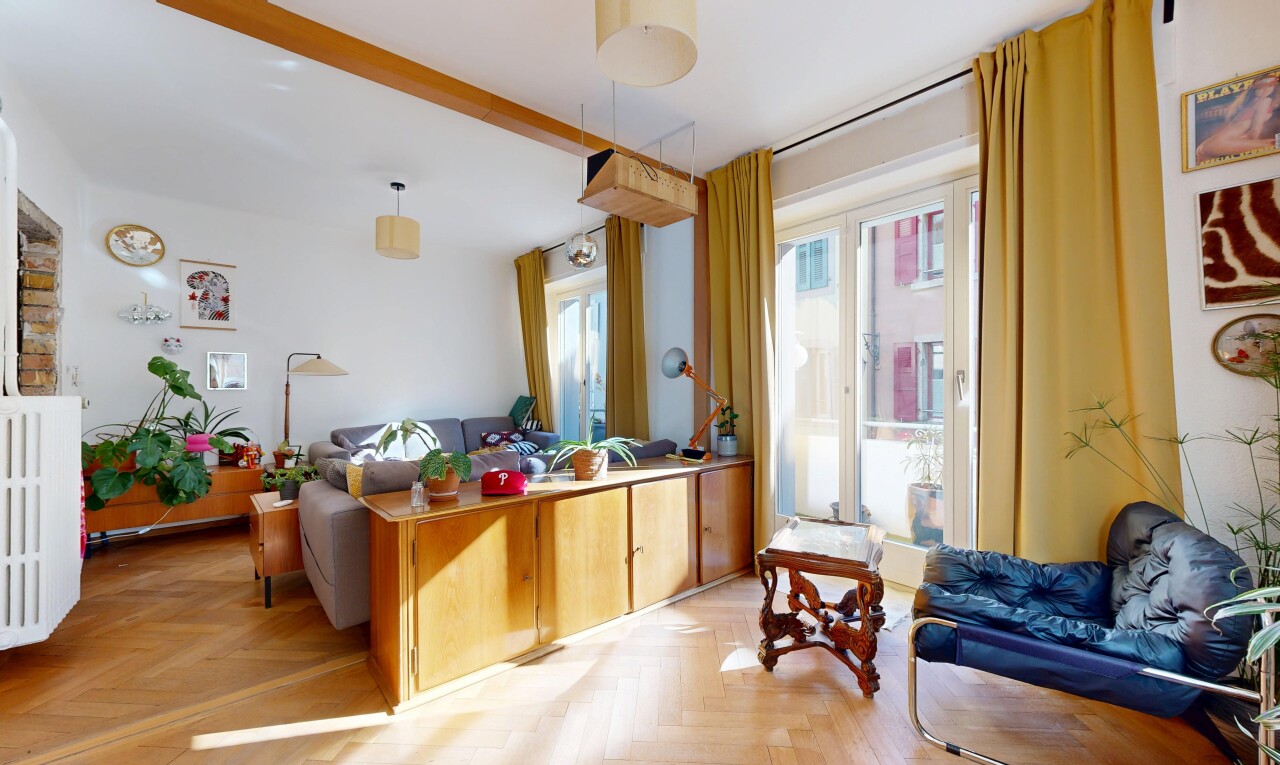 salon avec parquet floor, cloison sèche, drywall, inside property, et sol en finition bois
