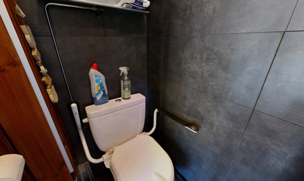 salle de bains avec toilette et inside property