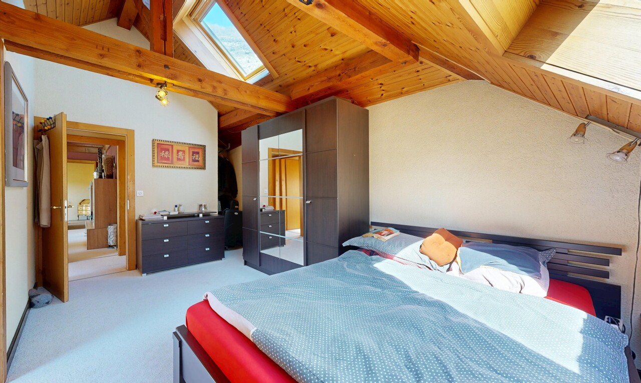 chambre avec plafond cathédrale, cathedral ceiling, plafond voûté, vaulted ceiling, et plafond en bois