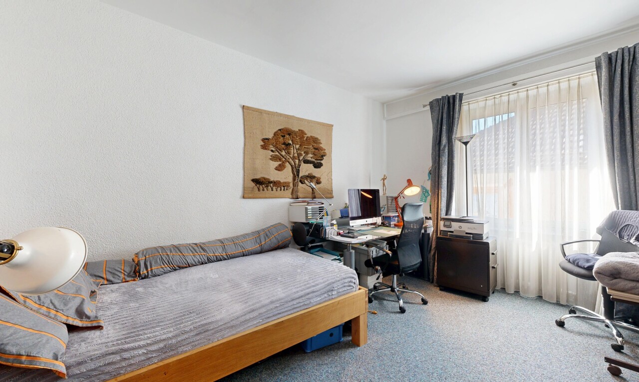 chambre avec moquette, carpet, espace bureau, lumière naturelle, et natural light
