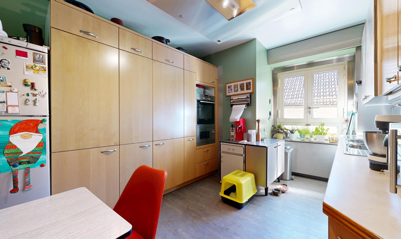 cuisine avec armoires marron clair, light brown cabinets, plans de travail, light countertops, et inside property