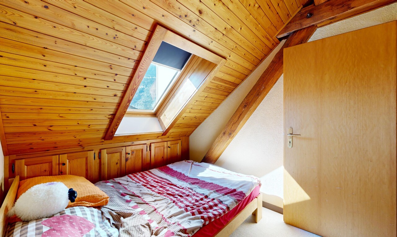 chambre avec plafond en bois, wood ceiling, plafond voûté, vaulted ceiling, et inside property