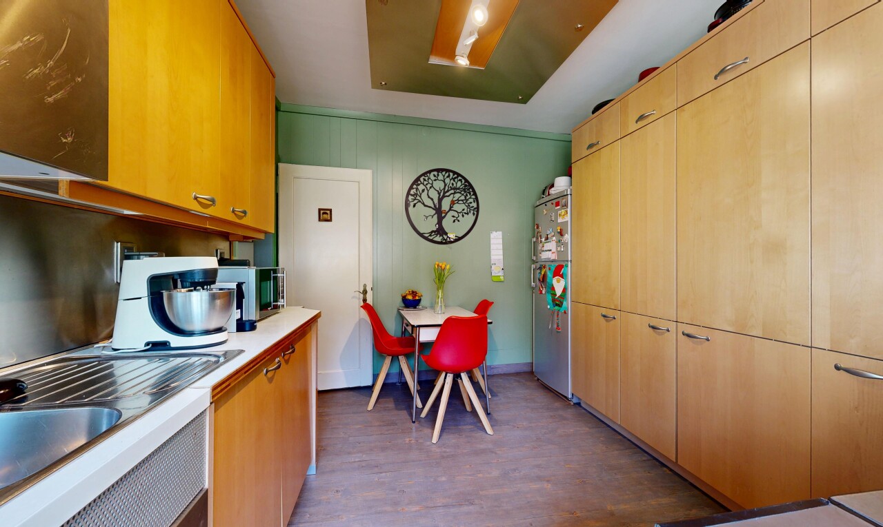 cuisine avec inside property, réfrigérateur, wood finish floor, sol en finition bois, et dark floor