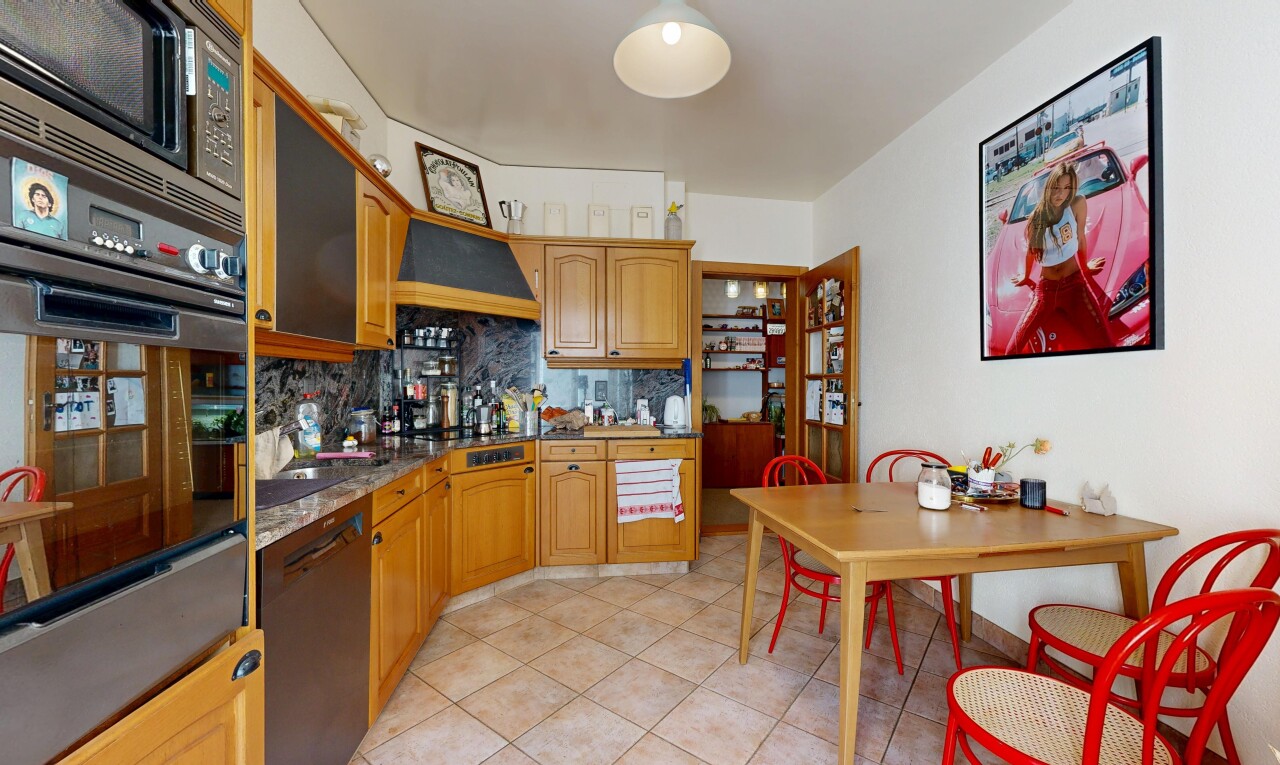 cuisine avec armoires en arc, arched cabinets, light floor, micro-ondes, et armoires élevées