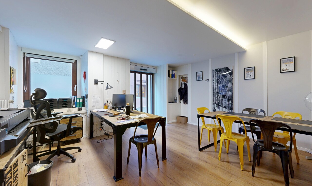 bureau avec espace bureau, wood finish floor, sol en finition bois, inside property, et drywall
