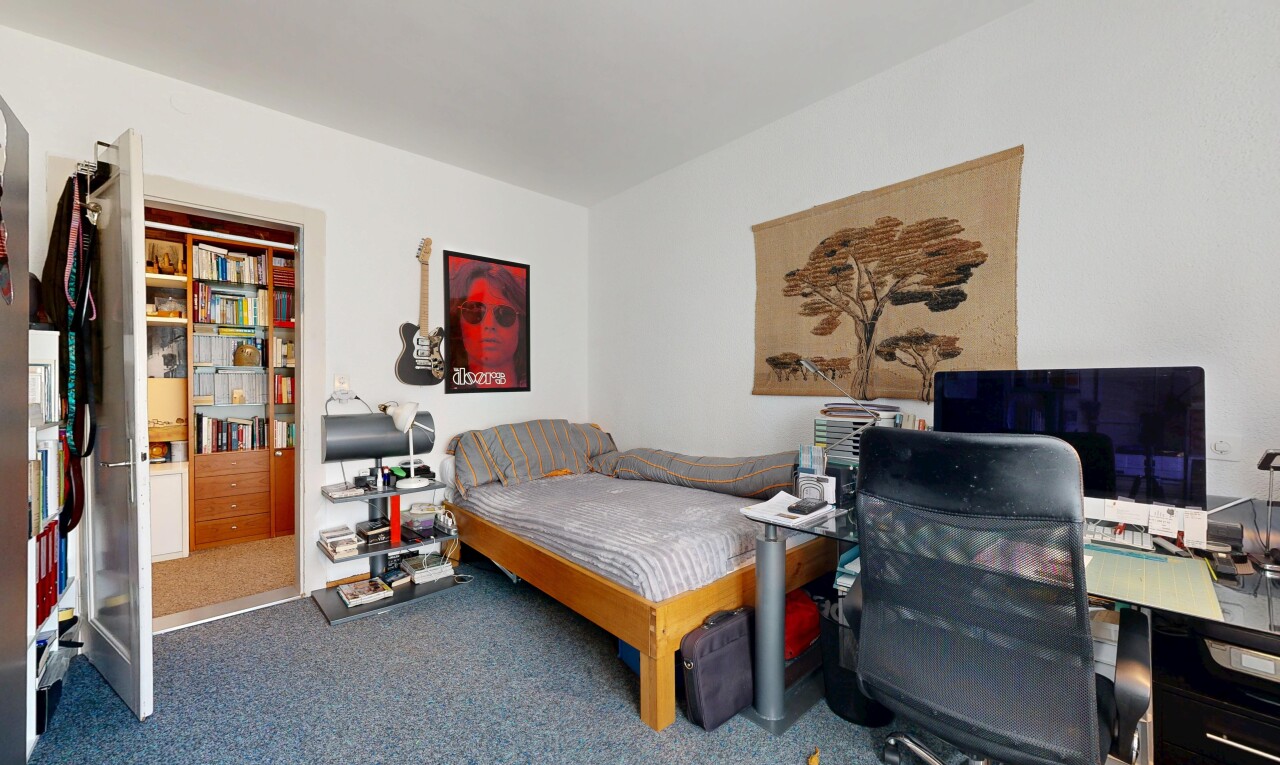 chambre avec télévision, drywall, cloison sèche, carpet, et moquette
