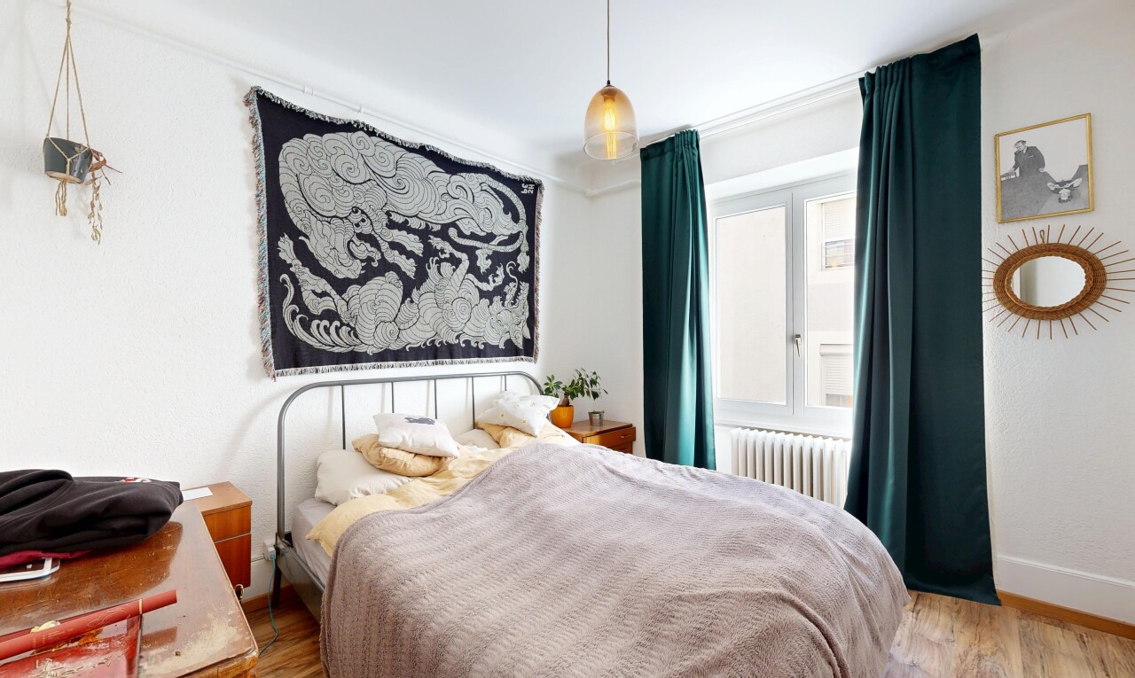 chambre avec wood finish floor, sol en finition bois, inside property, radiateur, et drywall