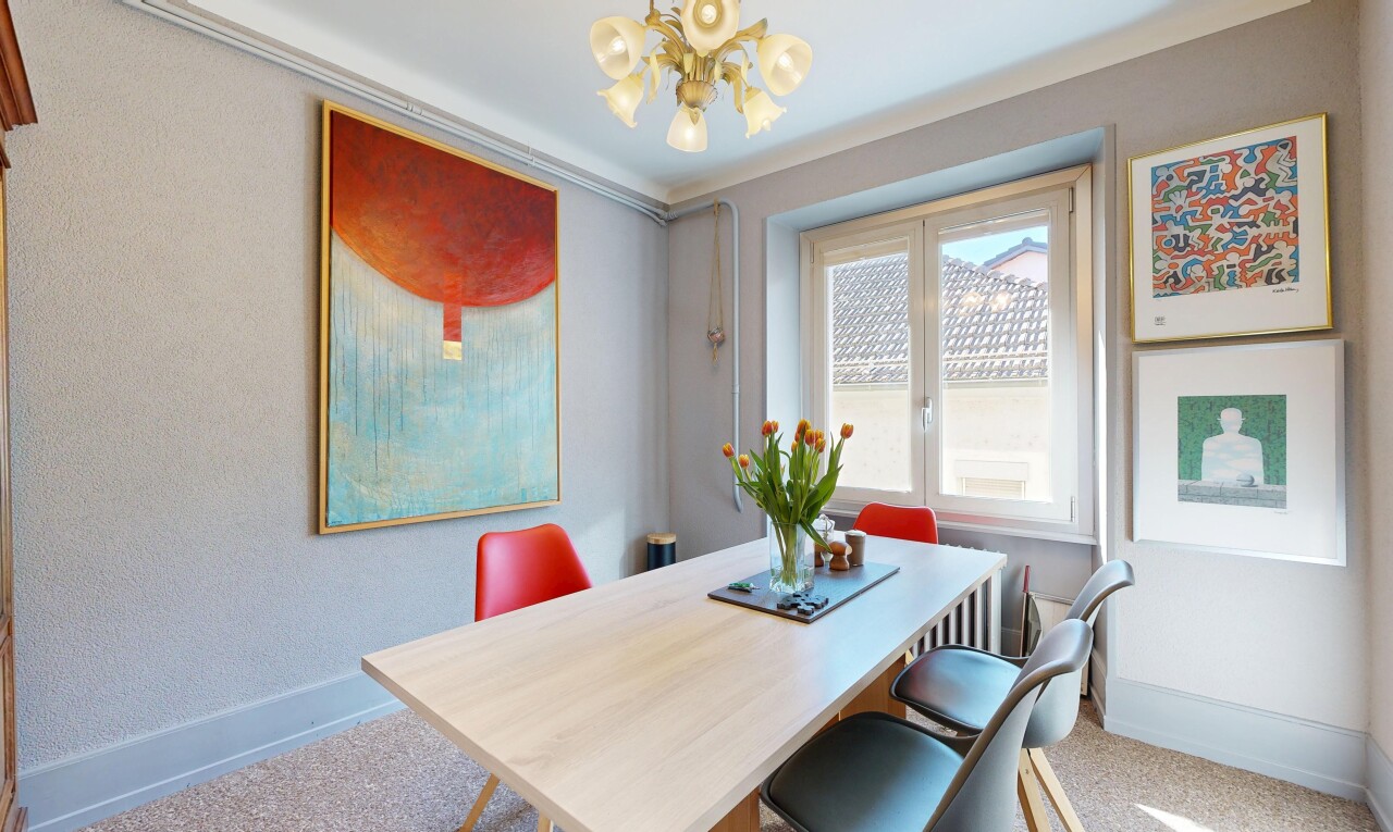 salle à manger avec baseboards wall, plinthes murales, inside property, carpet, et moquette