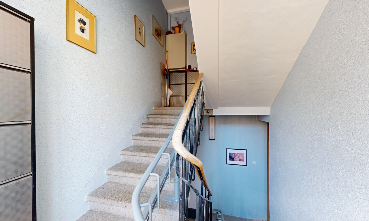 escaliers avec inside property, escaliers, mur texturé, et textured wall