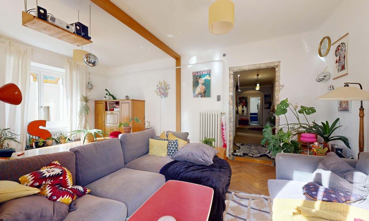 salon avec parquet floor, radiateur, cloison sèche, drywall, et inside property