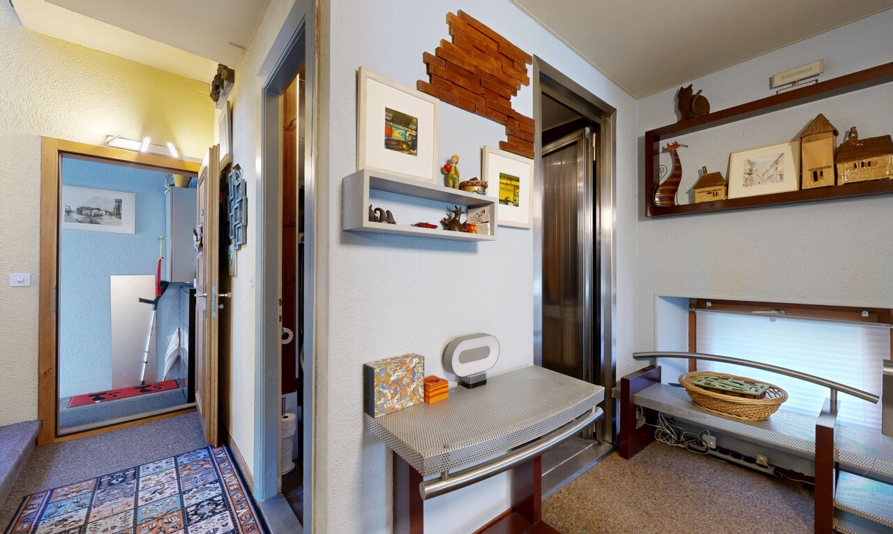 cuisine avec inside property, cloison sèche, drywall, moquette, et carpet