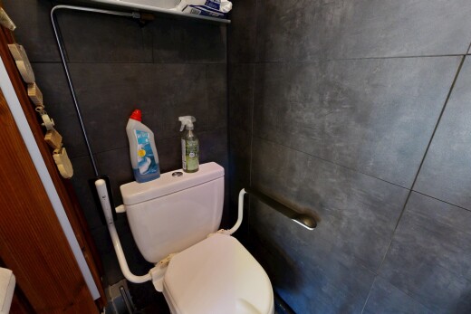 salle de bains avec toilette et inside property