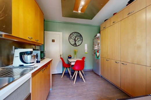 cuisine avec inside property, réfrigérateur, wood finish floor, sol en finition bois, et dark floor