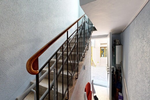 escaliers avec mur texturé, textured wall, inside property, et escaliers