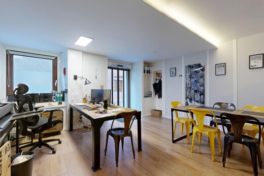 büro mit bürobereich, wood finish floor, holzfußboden, inside property, und drywall