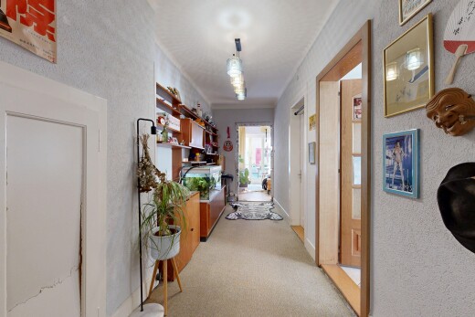couloir avec light floor, inside property, lumière naturelle, natural light, et moquette