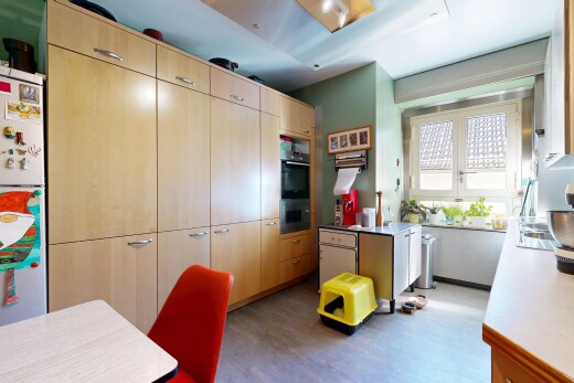 cuisine avec armoires marron clair, light brown cabinets, plans de travail, light countertops, et inside property