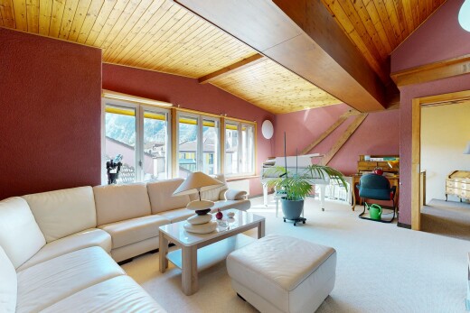 salon avec inside property, plafond voûté, vaulted ceiling, plafond en bois, et wood ceiling