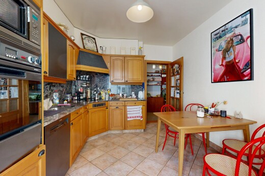 cuisine avec armoires en arc, arched cabinets, light floor, micro-ondes, et armoires élevées