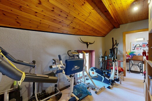 fitnessstudio mit dachschräge, vaulted ceiling, holzdecke, wood ceiling, und inside property