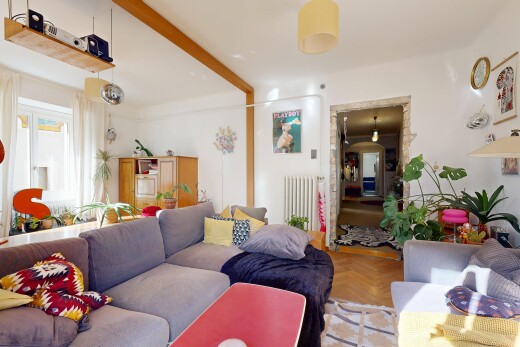 wohnzimmer mit parquet floor, kühler, gipskartonwand, drywall, und inside property