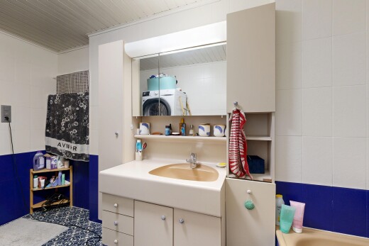 salle de bains avec lavabo (ou coiffeuse selon le contexte), mur en carrelage, tile wall, inside property, et bain