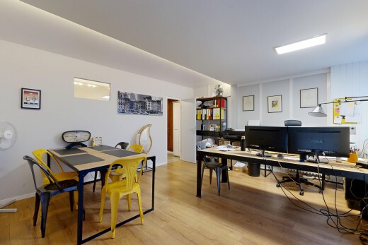 büro mit fernseher, bürobereich, inside property, holzfußboden, und wood finish floor