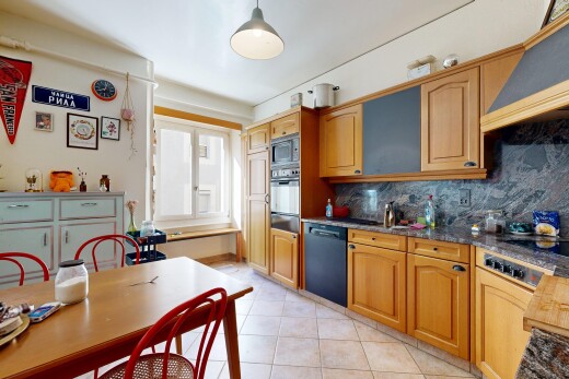 küche mit bogenförmige schränke, arched cabinets, dark countertops, light floor, und inside property