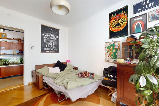 chambre avec inside property, sol en finition bois, wood finish floor, cloison sèche, et drywall