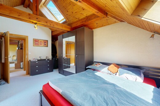 zimmer / schlafzimmer mit kathedralendecke, cathedral ceiling, dachschräge, vaulted ceiling, und holzdecke