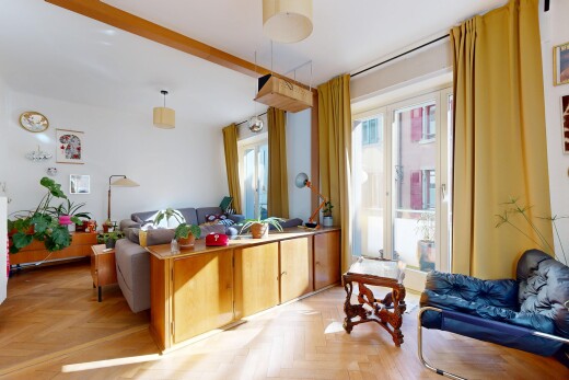 salon avec parquet floor, cloison sèche, drywall, inside property, et sol en finition bois