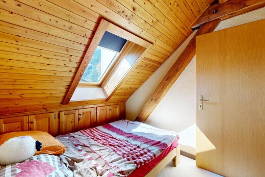 zimmer / schlafzimmer mit holzdecke, wood ceiling, dachschräge, vaulted ceiling, und inside property