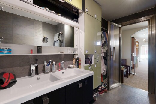 salle de bains avec inside property, lavabo (ou coiffeuse selon le contexte), évier, salle de bain complète, et cloison sèche