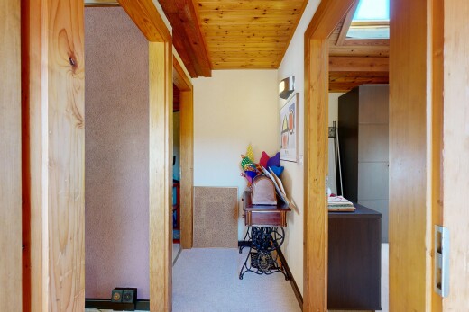 couloir avec inside property, drywall, cloison sèche, wood ceiling, et plafond en bois