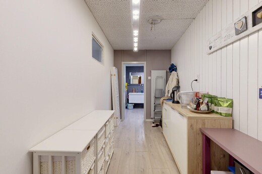 küche mit light floor, arbeitsplatten, light countertops, holzfußboden, und wood finish floor