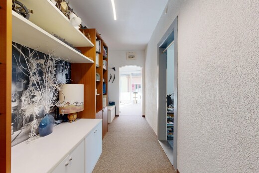 halle / korridor mit gewölbte gehwege, light floor, inside property, natürliches licht, und natural light