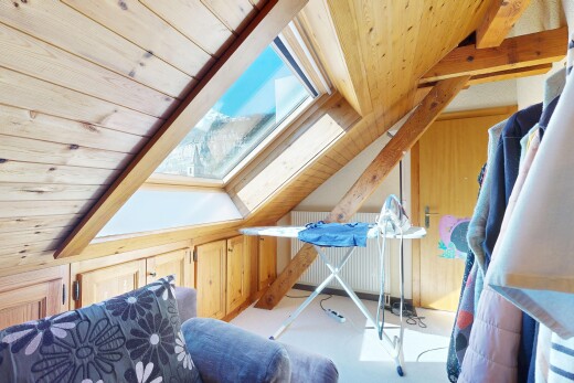 büro mit inside property, holzwand, wood wall, zusätzliches zimmer, und holzdecke