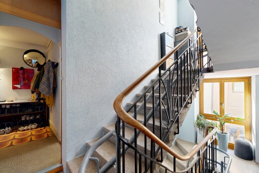 escaliers avec escaliers, mur texturé, textured wall, inside property, et passages en arc