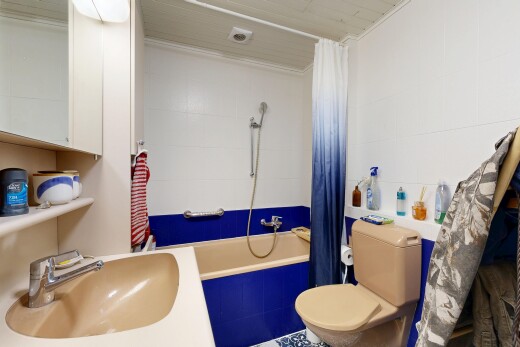 salle de bains avec salle de bain complète, évier, miroir, toilette, et inside property