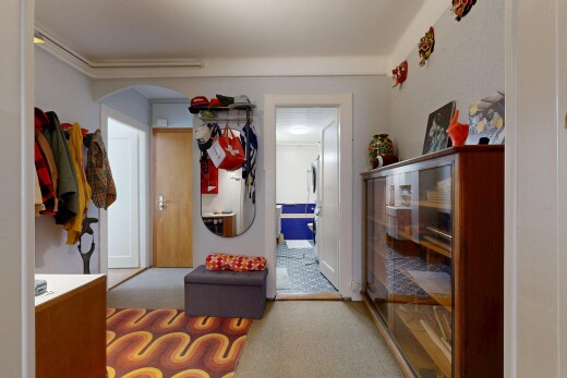 salon avec passages en arc, carpet, moquette, inside property, et drywall