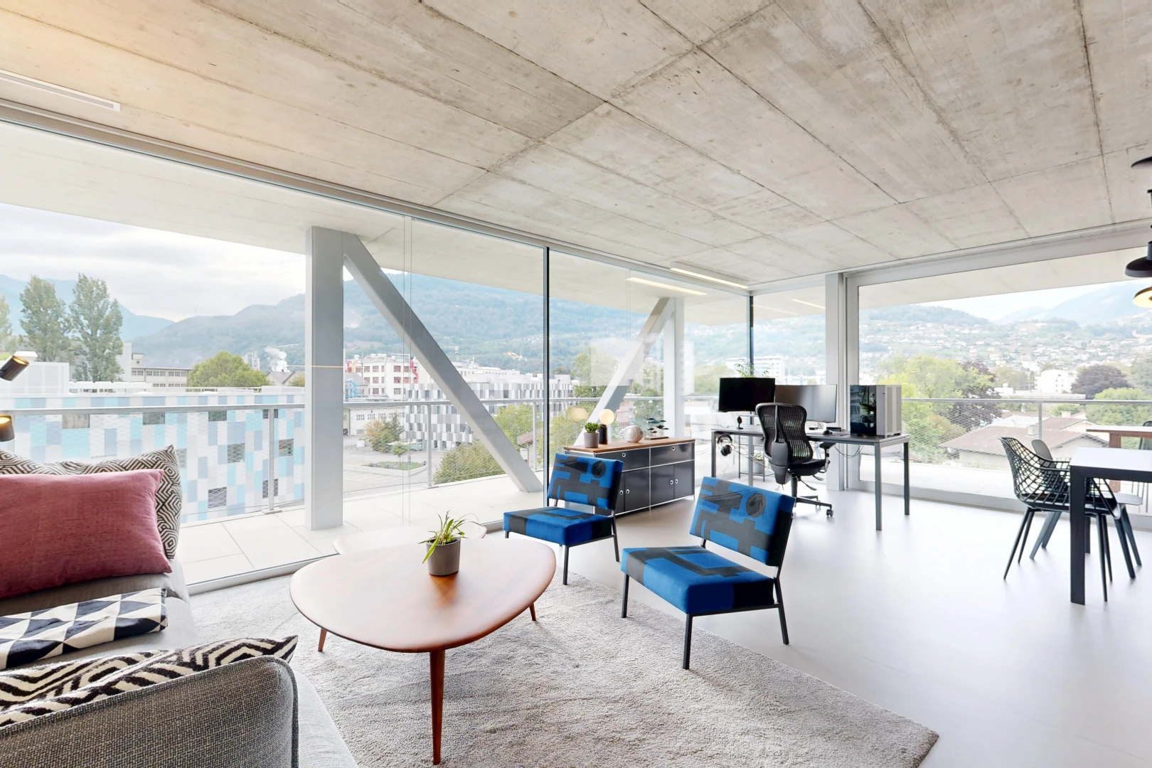 salon / salle à manger avec véranda, vue sur la montagne, mountain view, view focus, et espace bureau