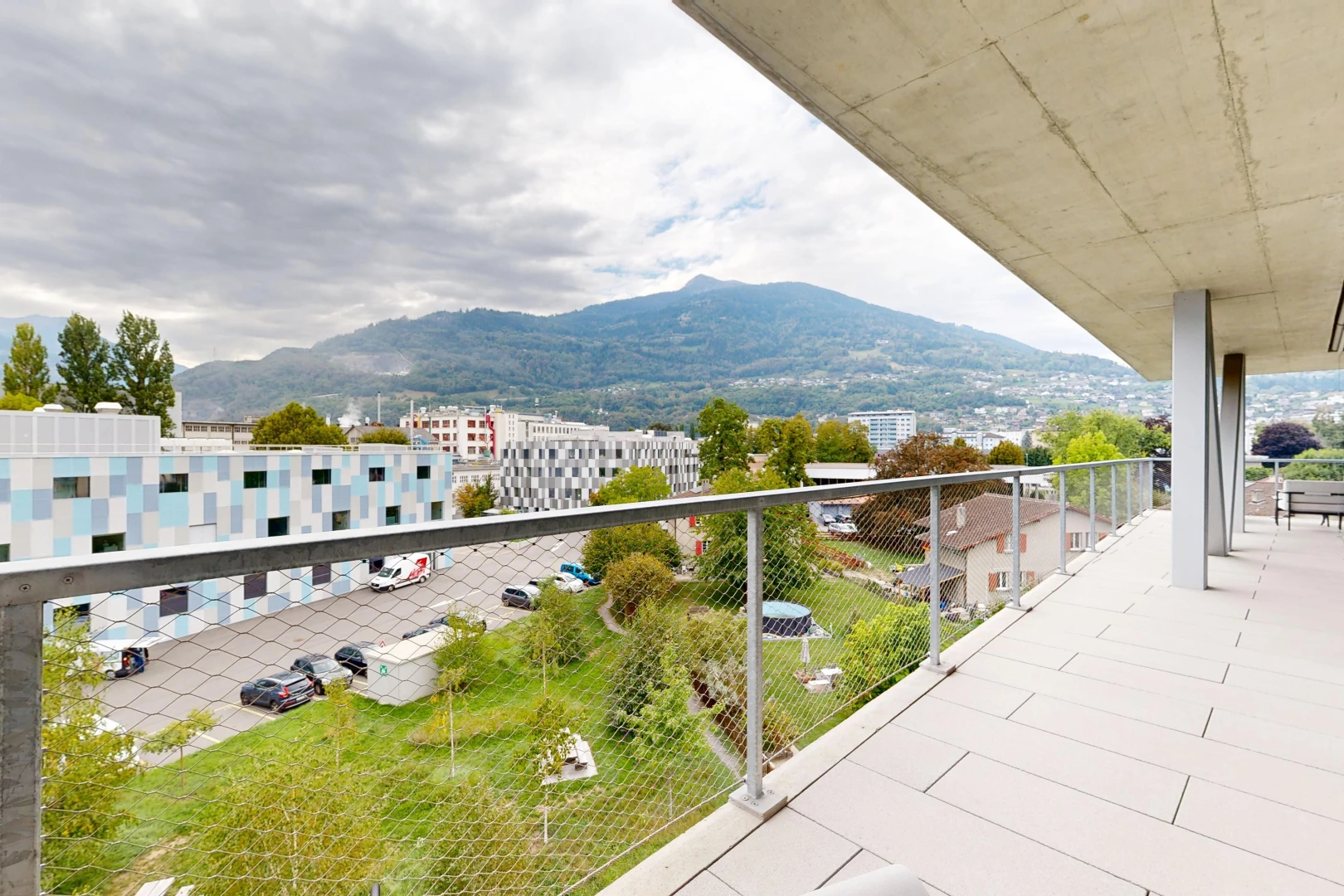 balcon avec vue sur la montagne, mountain view, view focus, overcast, et from property